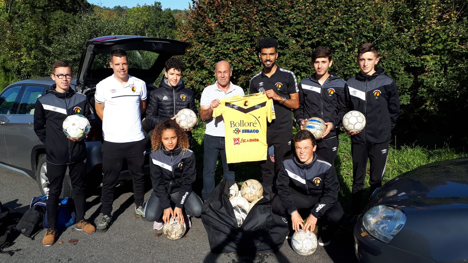 Don de plus de 100 ballons et de maillots pour l’Afrique.
